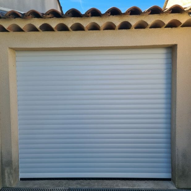 Porte de garage enroulable sur mesure par Garabello Fermetures