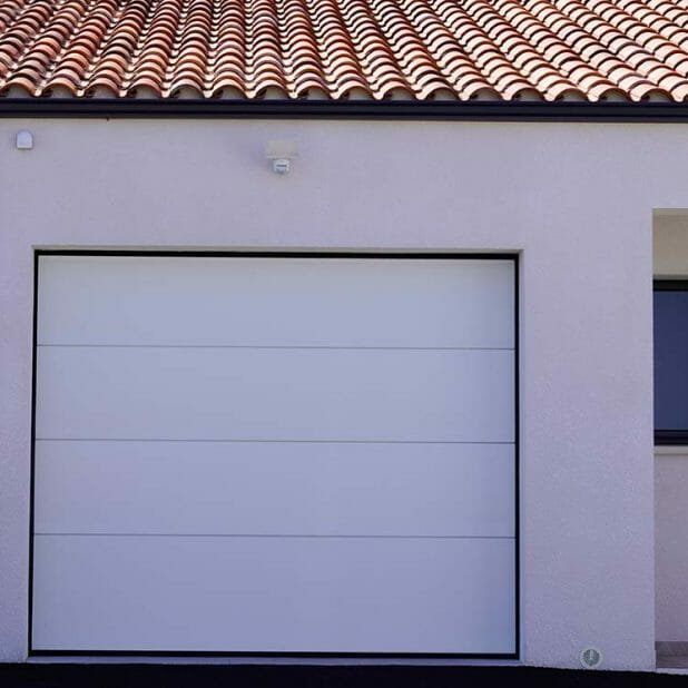 Porte de garage sectionnelle sur mesure par Garabello Fermetures