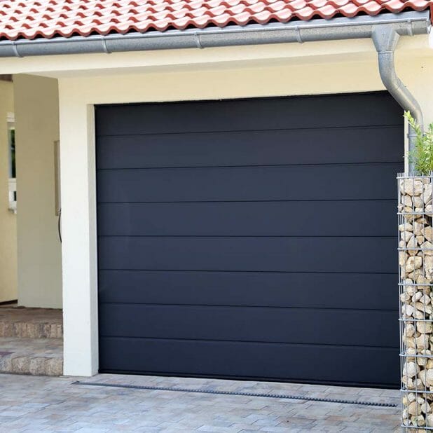 Porte de garage sectionnelle sur mesure par Garabello Fermetures