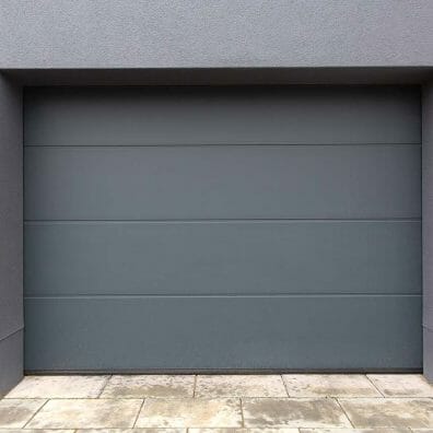 Porte de garage sectionnelle sur mesure par Garabello Fermetures