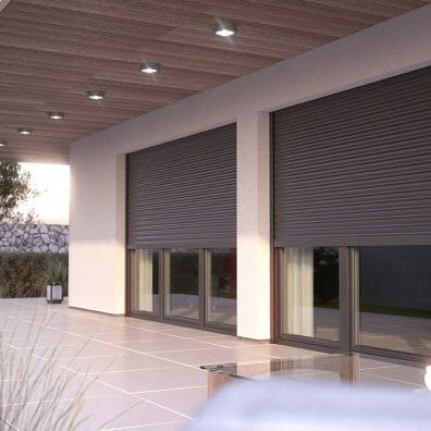 Volets roulants aluminium sur mesure dans une maison ulta moderne par Garabello Fermetures